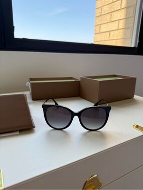 Burberry Black Cat-Eye Sunglasses with Gradient Lenses